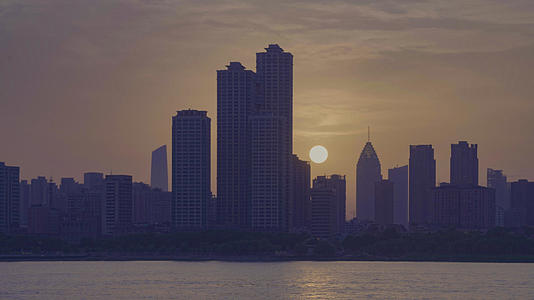 延时摄影4k素材城市天空晚霞落日自然江景视频的预览图