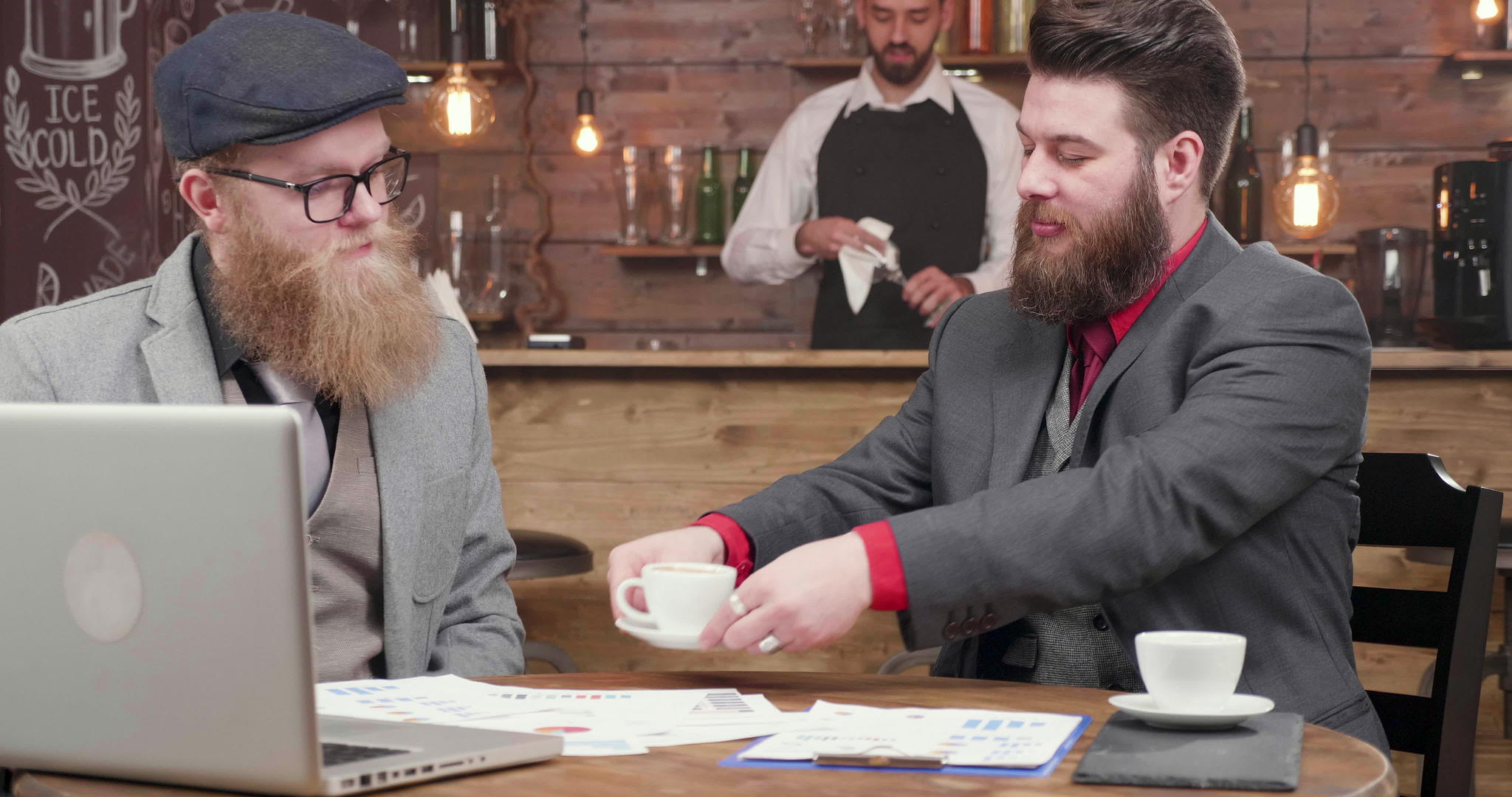 在咖啡休息期间一胡子的商人为同事提供咖啡视频的预览图