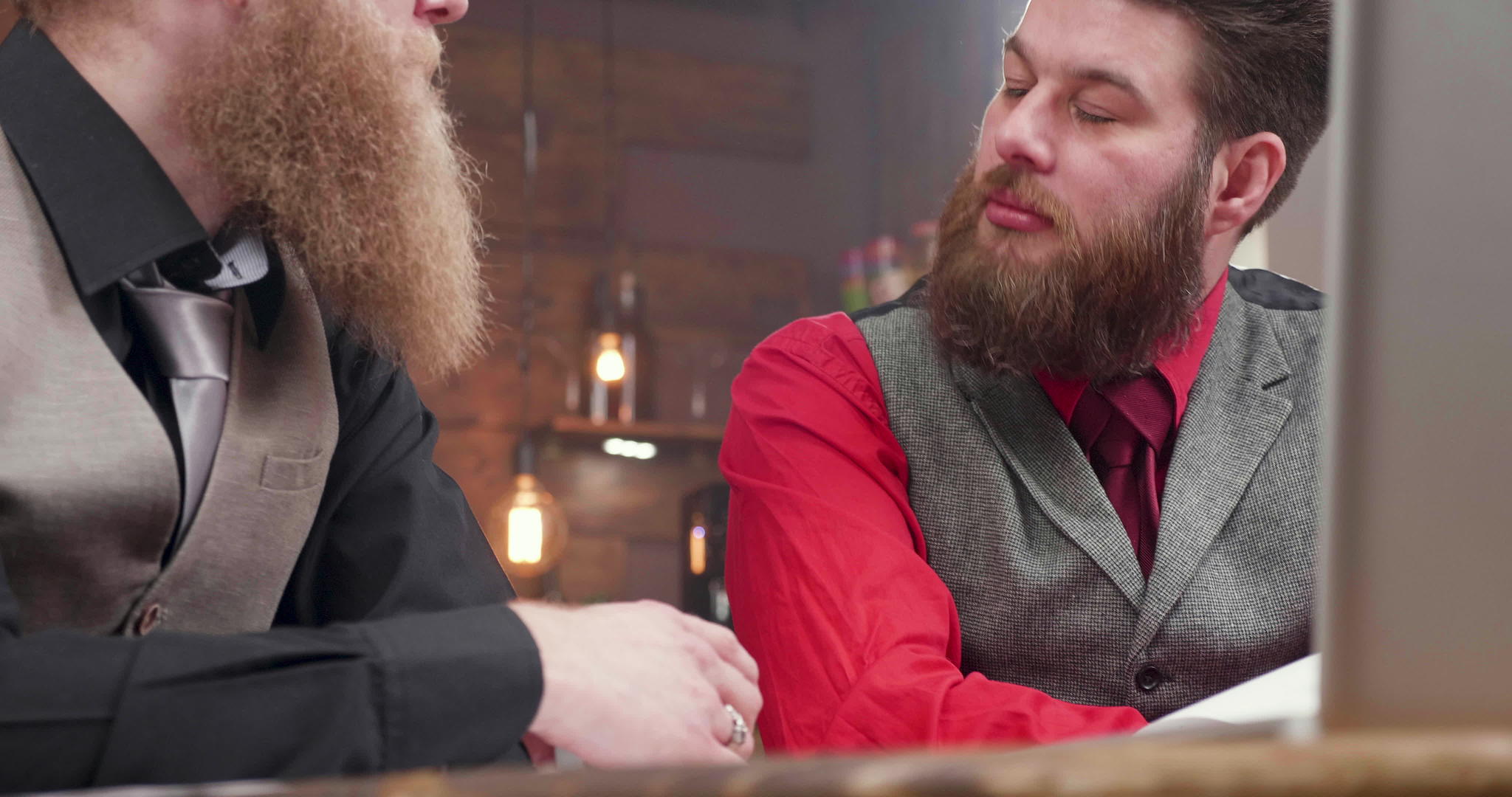 在古董酒吧里个留胡子的商人讨论视频的预览图