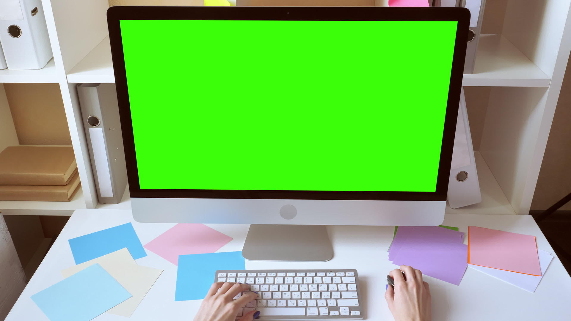 女性使用电脑视频的预览图