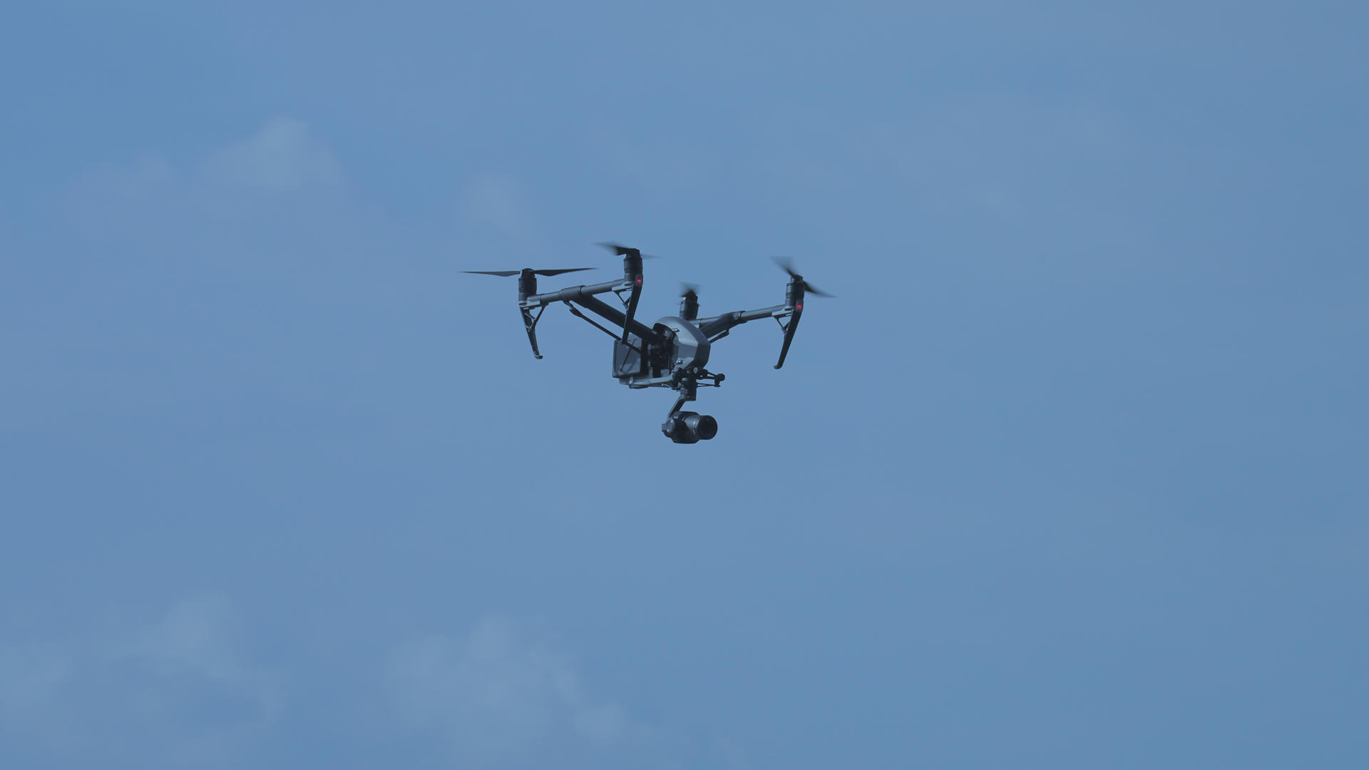 城市蓝天白云天空下航拍器无人机飞翔4k素材视频的预览图