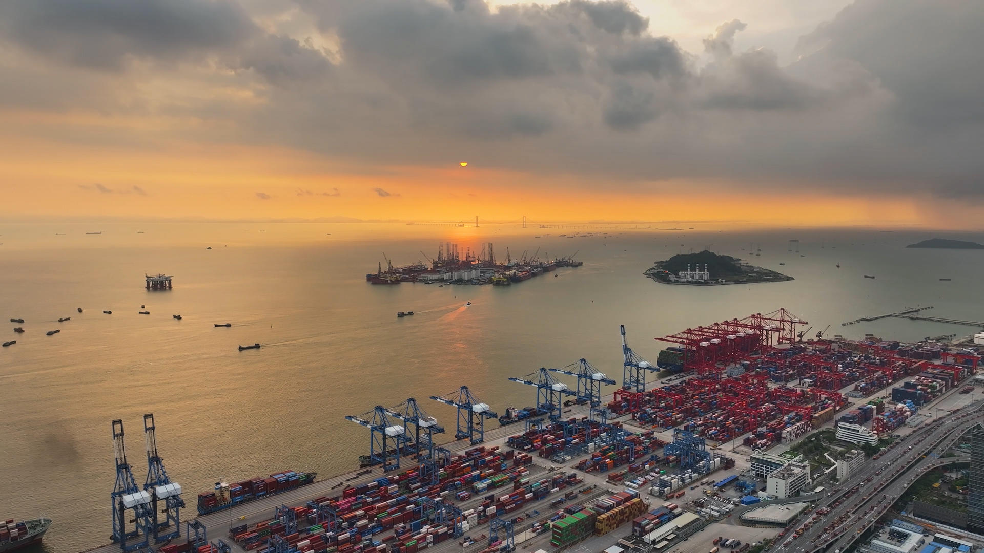 深圳南山赤湾港口4K集装箱码头视频的预览图