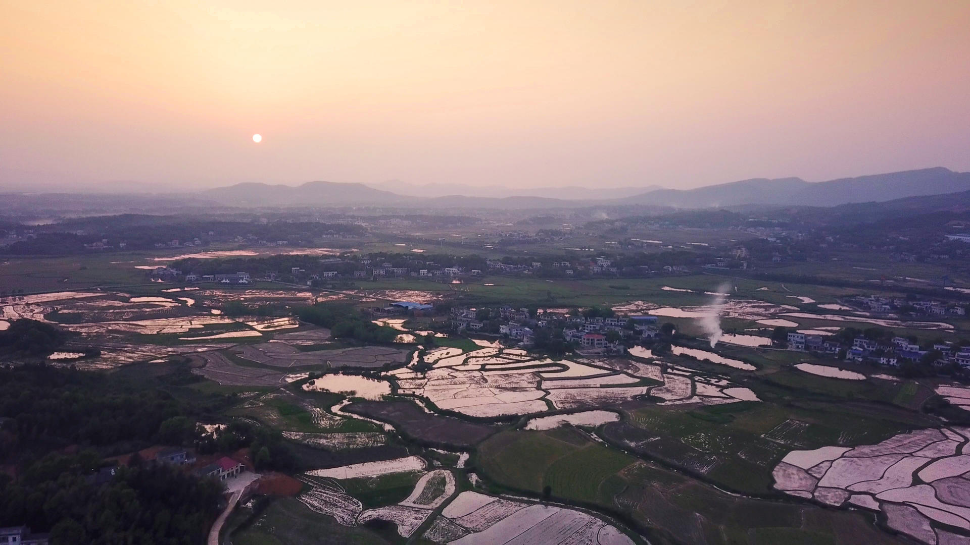 南方稻田炊烟日落景物4k航拍视频的预览图