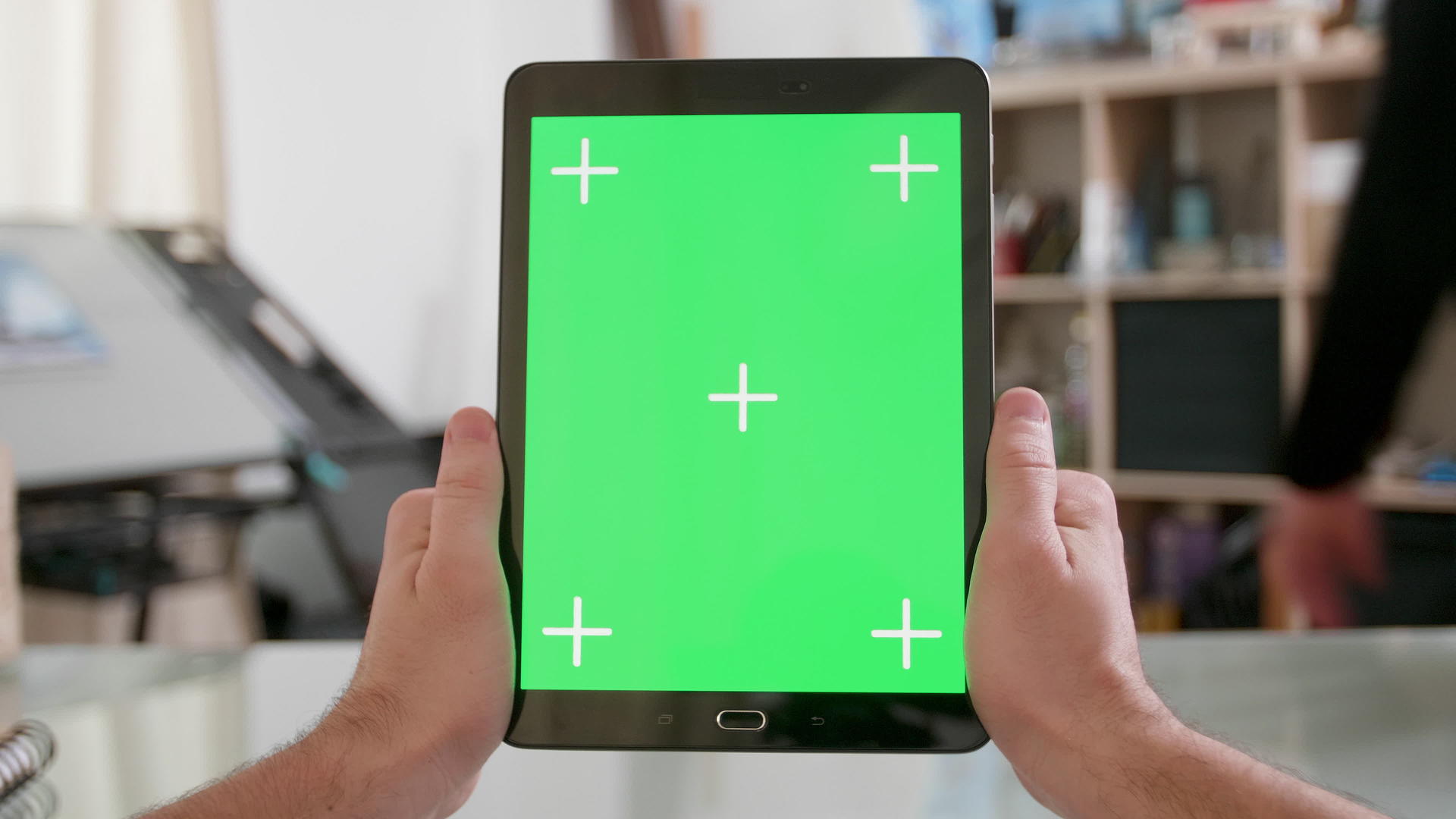 男人从第一个角度拍摄手里拿着一个和绿色屏幕视频的预览图