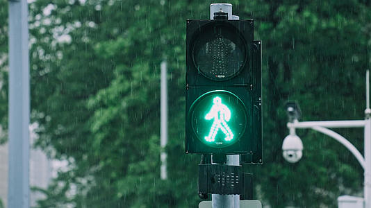 红绿灯在4K雨天视频的预览图