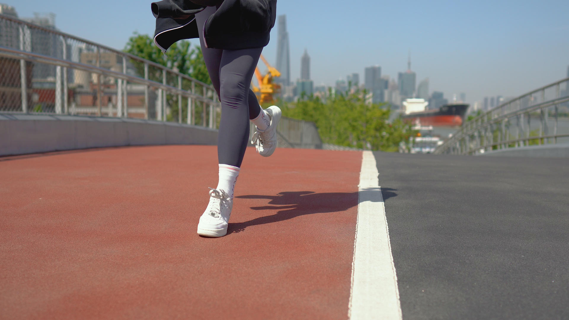 4k女性跑步慢跑特写视频的预览图