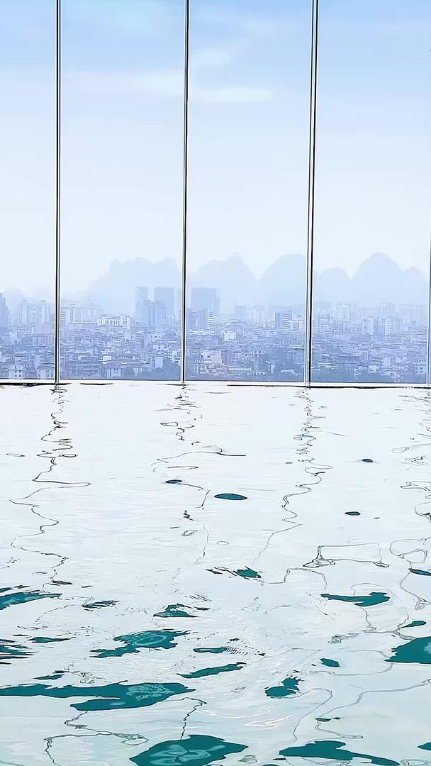城市空中无限泳池视频的预览图