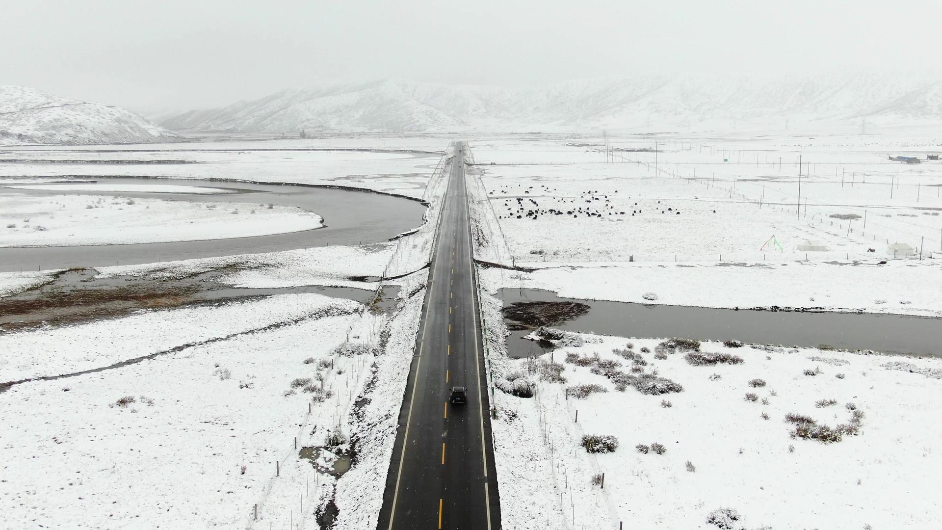 航拍公路雪景视频视频的预览图