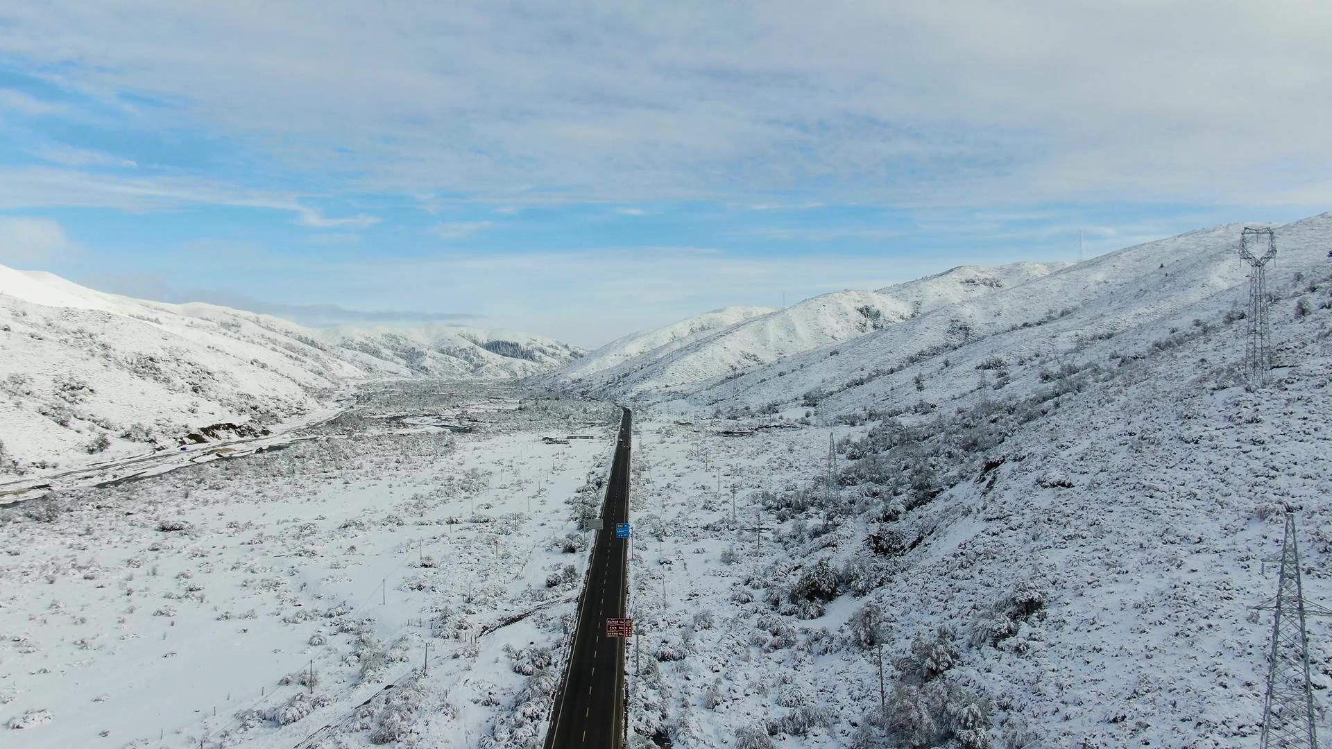 航拍川西高原山脉公路雪景视频视频的预览图