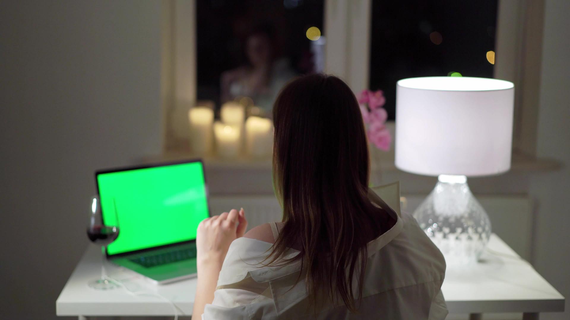 妇女使用笔记本电脑工作视频的预览图