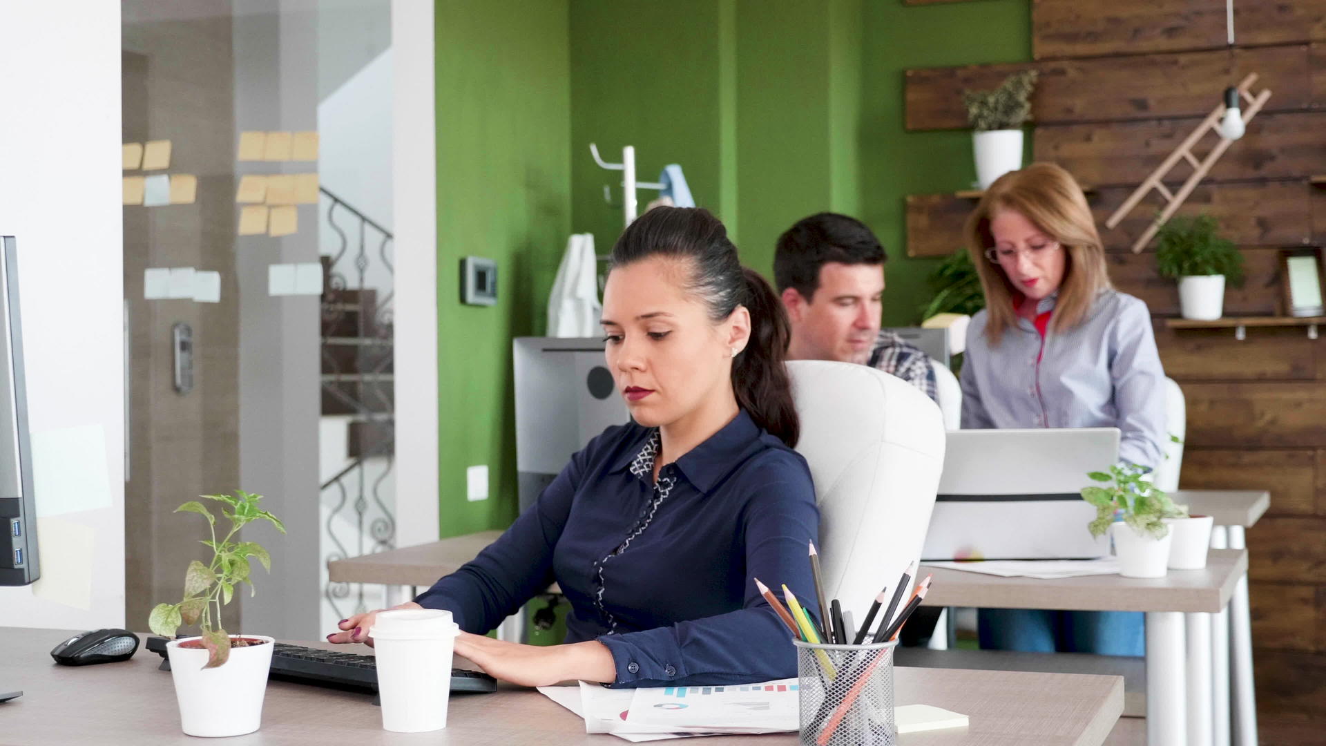 自信的年轻商业女性坐在办公室努力工作视频的预览图