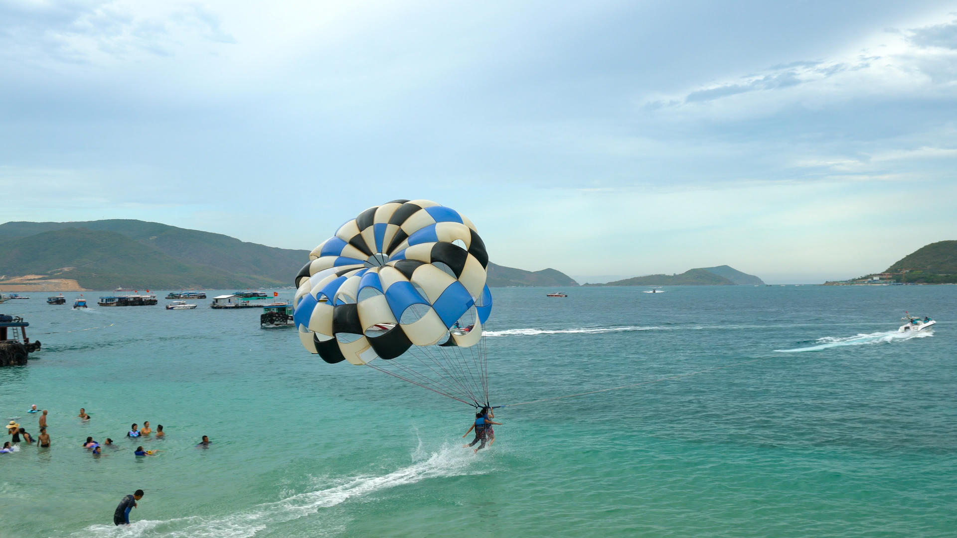 海上降落伞合集4K视频的预览图