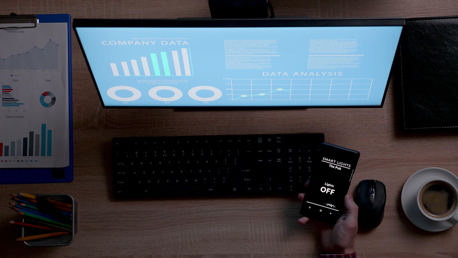 男性使用办公室语音激活无线蓝牙灯光控制应用程序视频的预览图