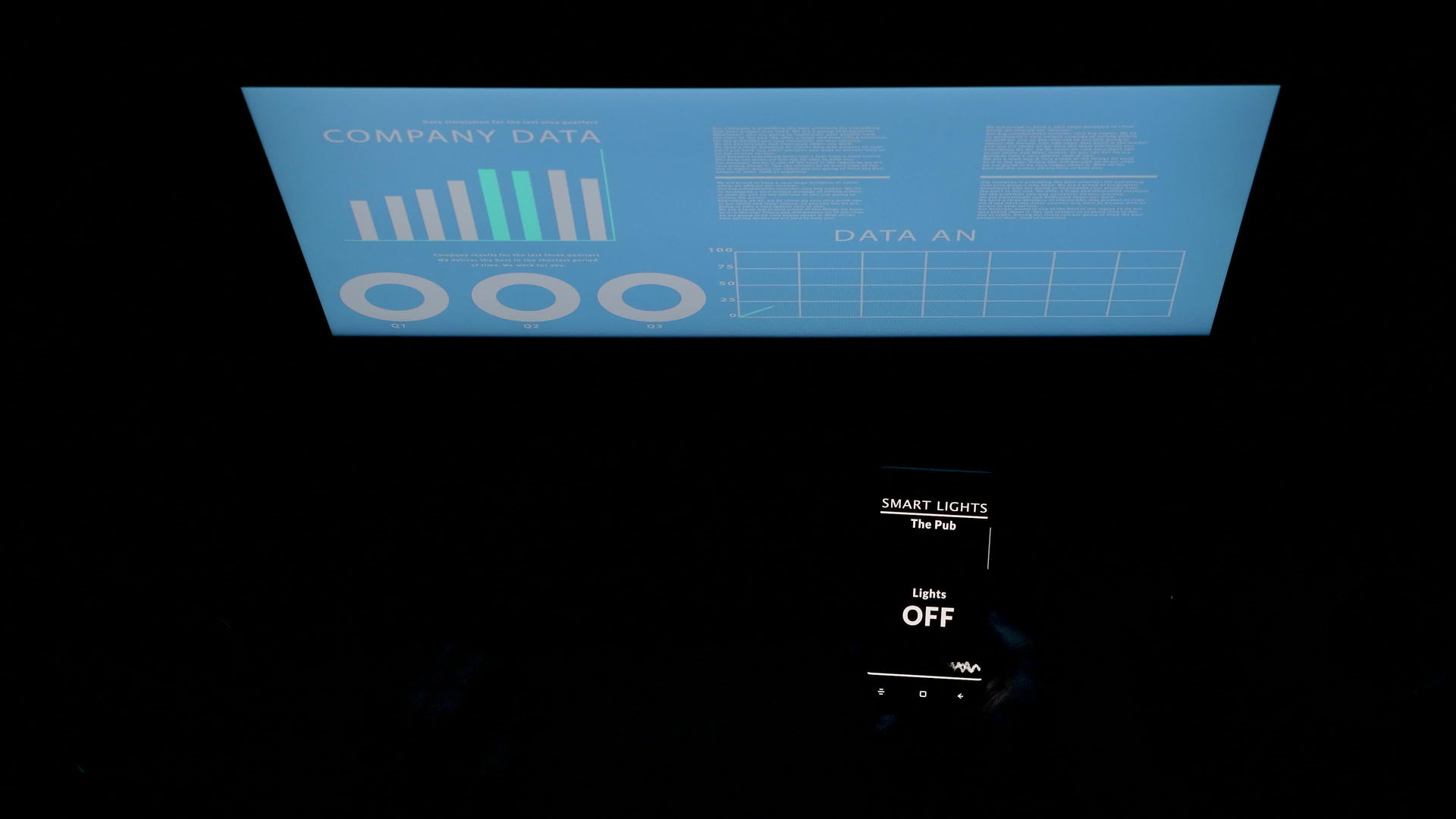 男性在办公室使用语音激活遥控灯控制应用程序视频的预览图