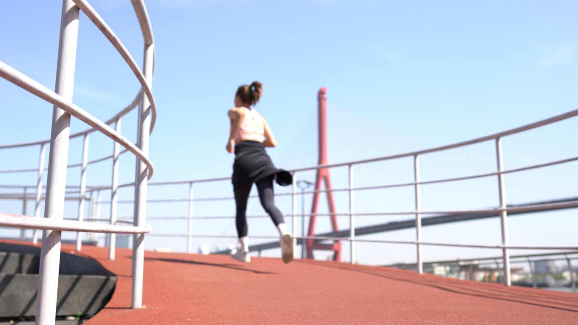 4k女性运动跑步空境视频的预览图