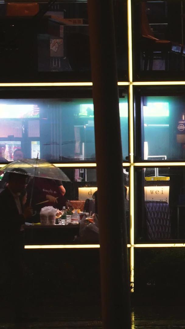 材料慢镜头升级拍摄城市雨夜街景视频的预览图