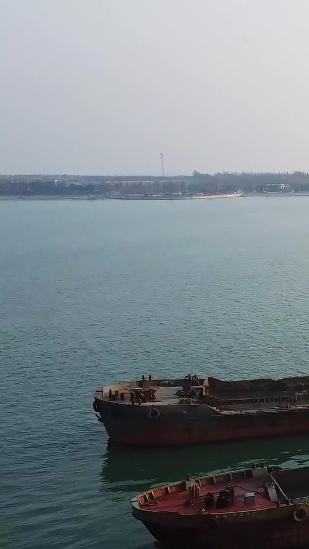 船坞在青岛海边视频的预览图