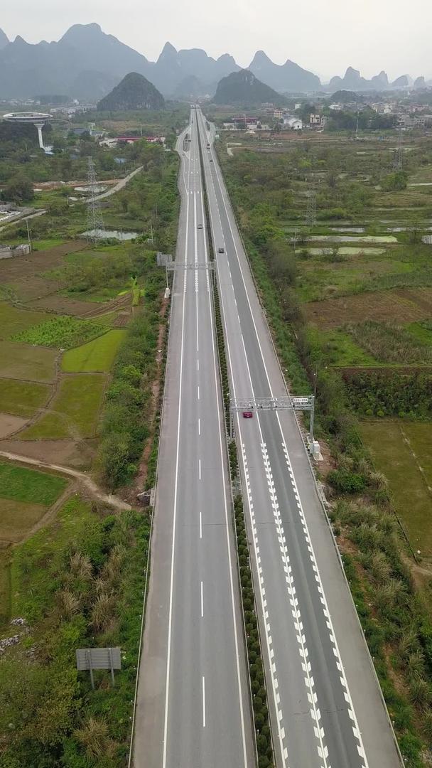 桂林高速公路风景高速公路城郊高速公路竖屏视频的预览图
