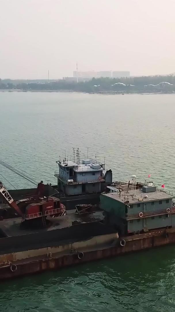 船坞在青岛海边视频的预览图