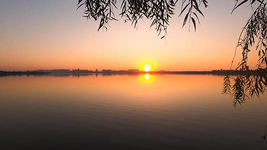 4K武汉藏龙岛湖面日落延时摄影视频的预览图