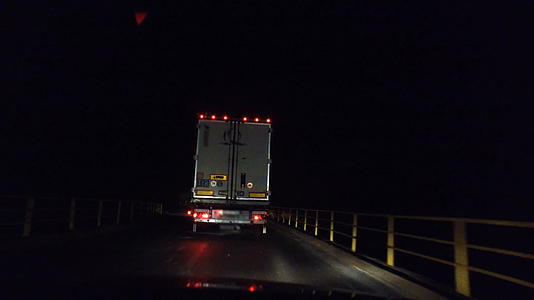 运货卡车在雨夜在路上行驶视频的预览图