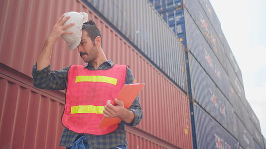 技术技术人员或工程师工人戴上硬帽子或头盔然后用货物运输集装箱视频的预览图