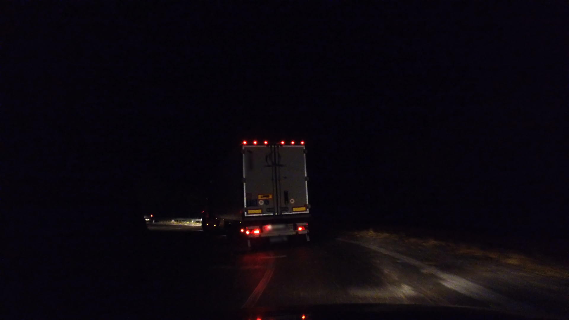 一次商业旅行在高速公路上乘坐卡车和拖车拖车从湿路反射视频的预览图