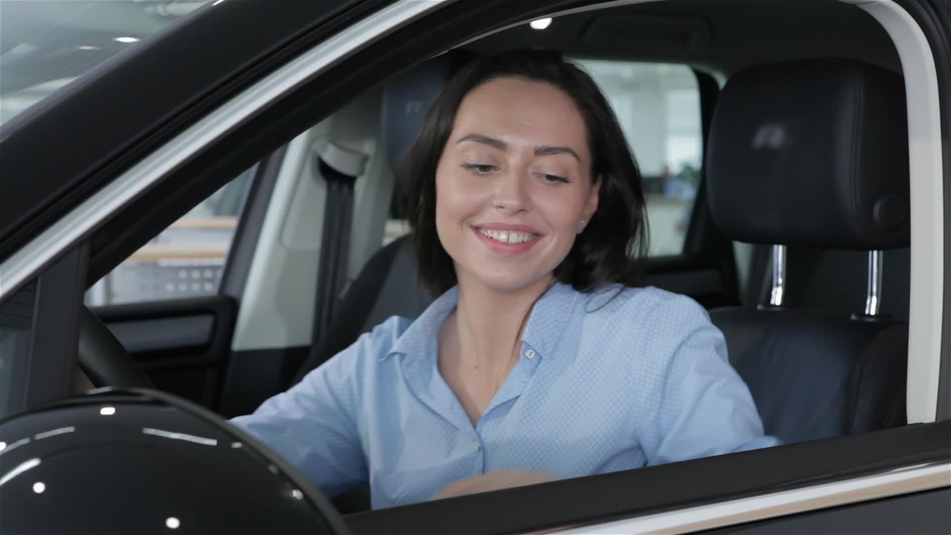 女人在车里碰方向盘的车轮视频的预览图