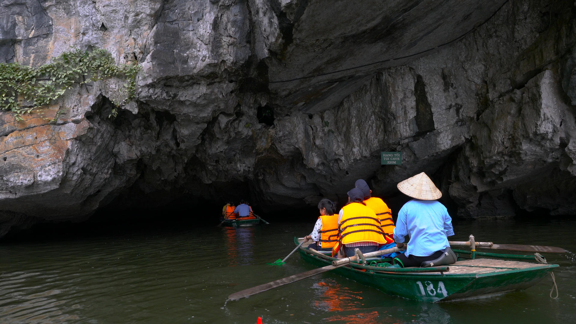 越南游船穿越洞穴实拍4K视频的预览图