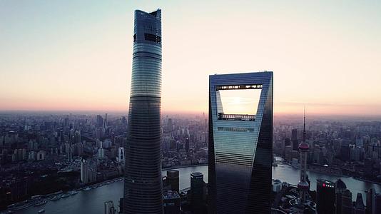 日落时分上海陆家嘴高楼城市风光视频的预览图