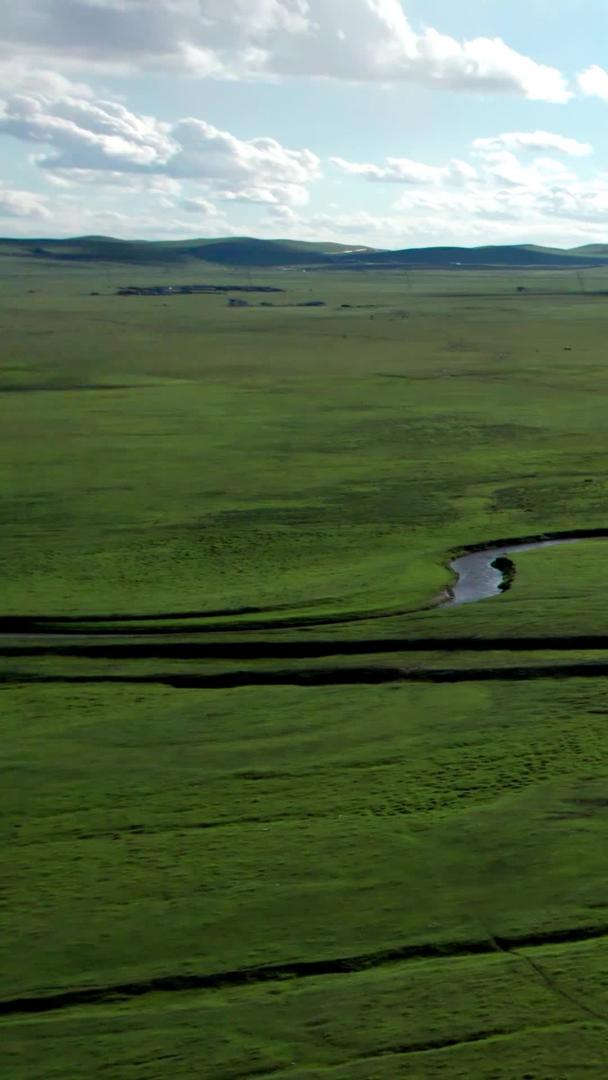 内蒙古千里草原上蜿蜒的小溪九曲湾航拍视频的预览图