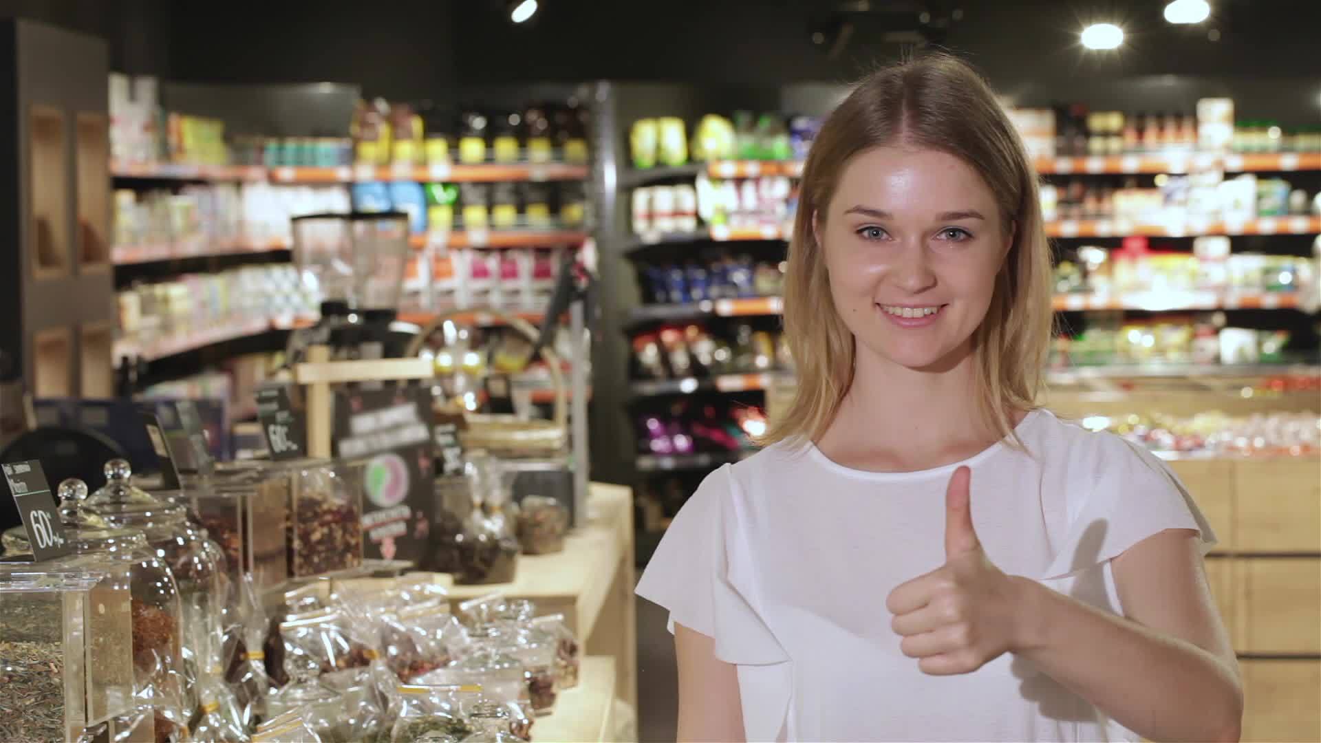 女孩在超市里露出了拇指视频的预览图