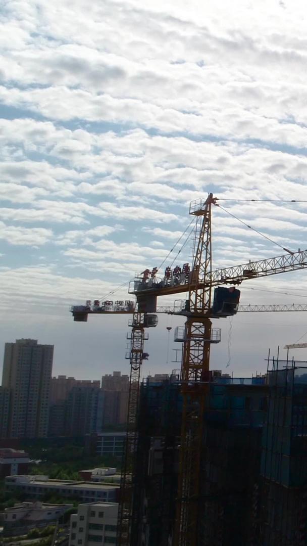 城市建筑工地塔吊航拍视频的预览图