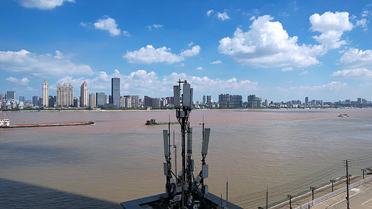 航拍城市长江蓝天白云江景天空5G信号塔移动信号接收器基站4k素材视频的预览图