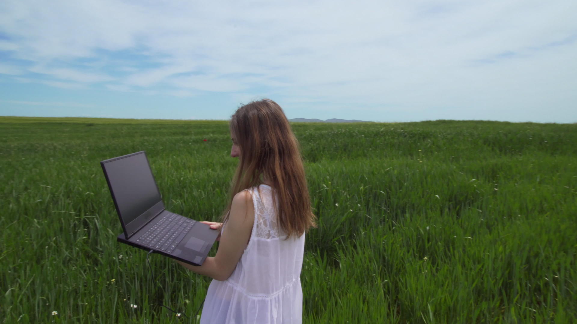 女士在旷野草原工作视频的预览图