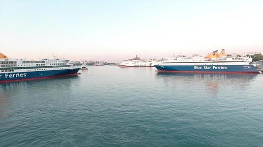 在一个阳光明媚的早晨在比雷埃乌斯港的商船中视频的预览图