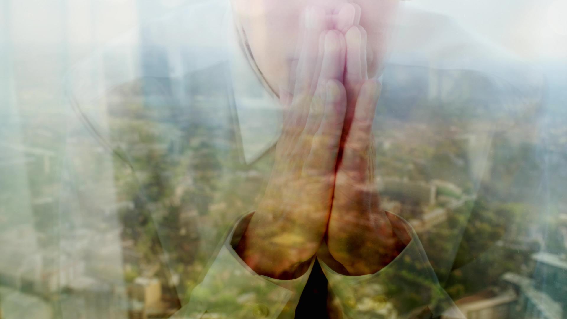 一位反光的天主教商人在窗前祈祷视频的预览图