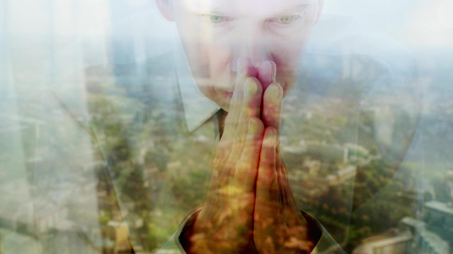 一位反光的天主教商人在窗前祈祷视频的预览图