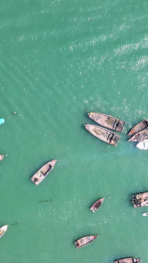 俯瞰渔船船队返回港口大连滨海边境视频的预览图