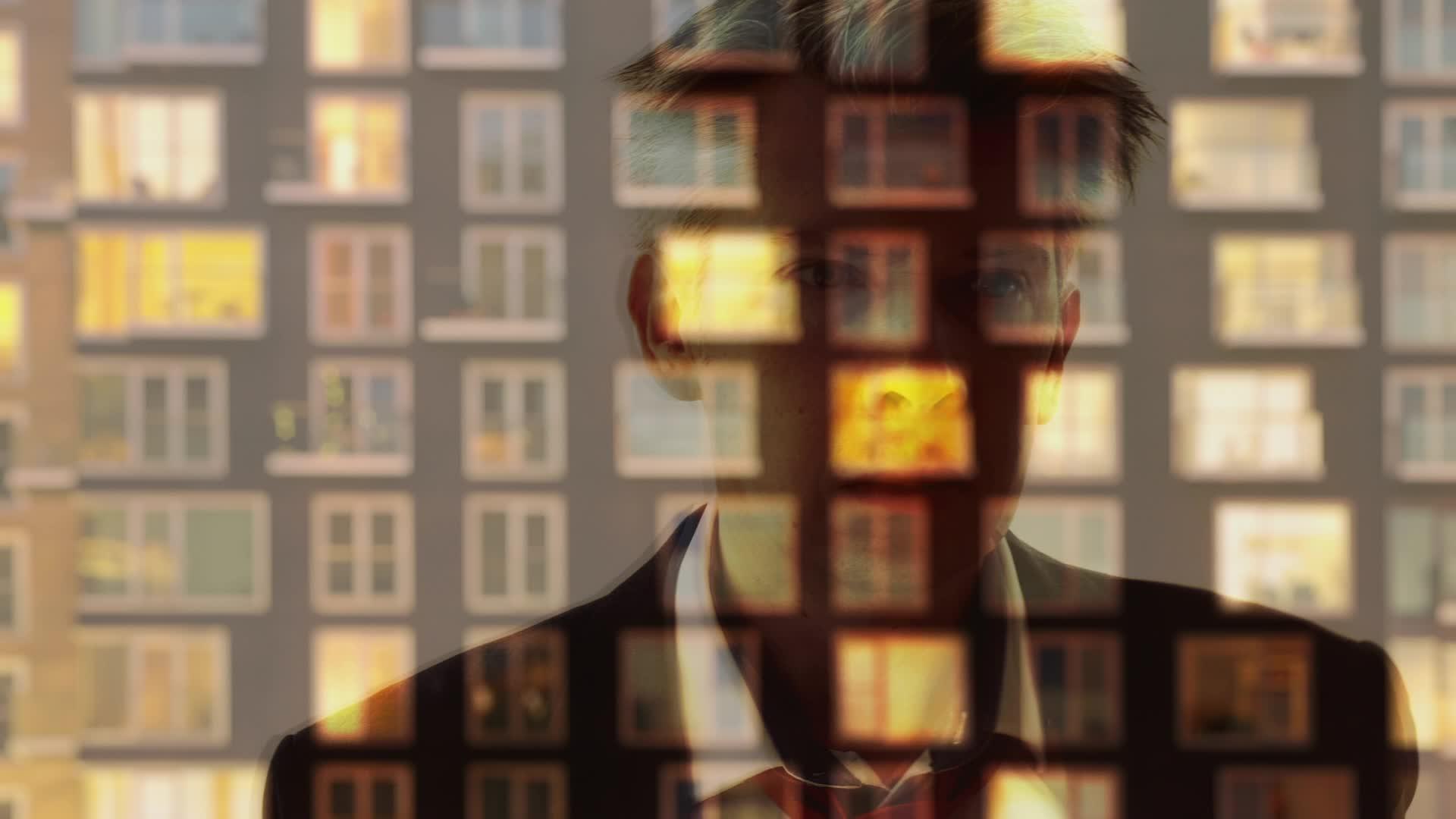 一位商人透过窗户的肖像和反射视频的预览图