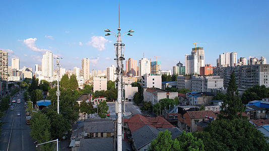 航拍城市蓝天白云天空电信基站5G信号塔接收器4k素材视频的预览图