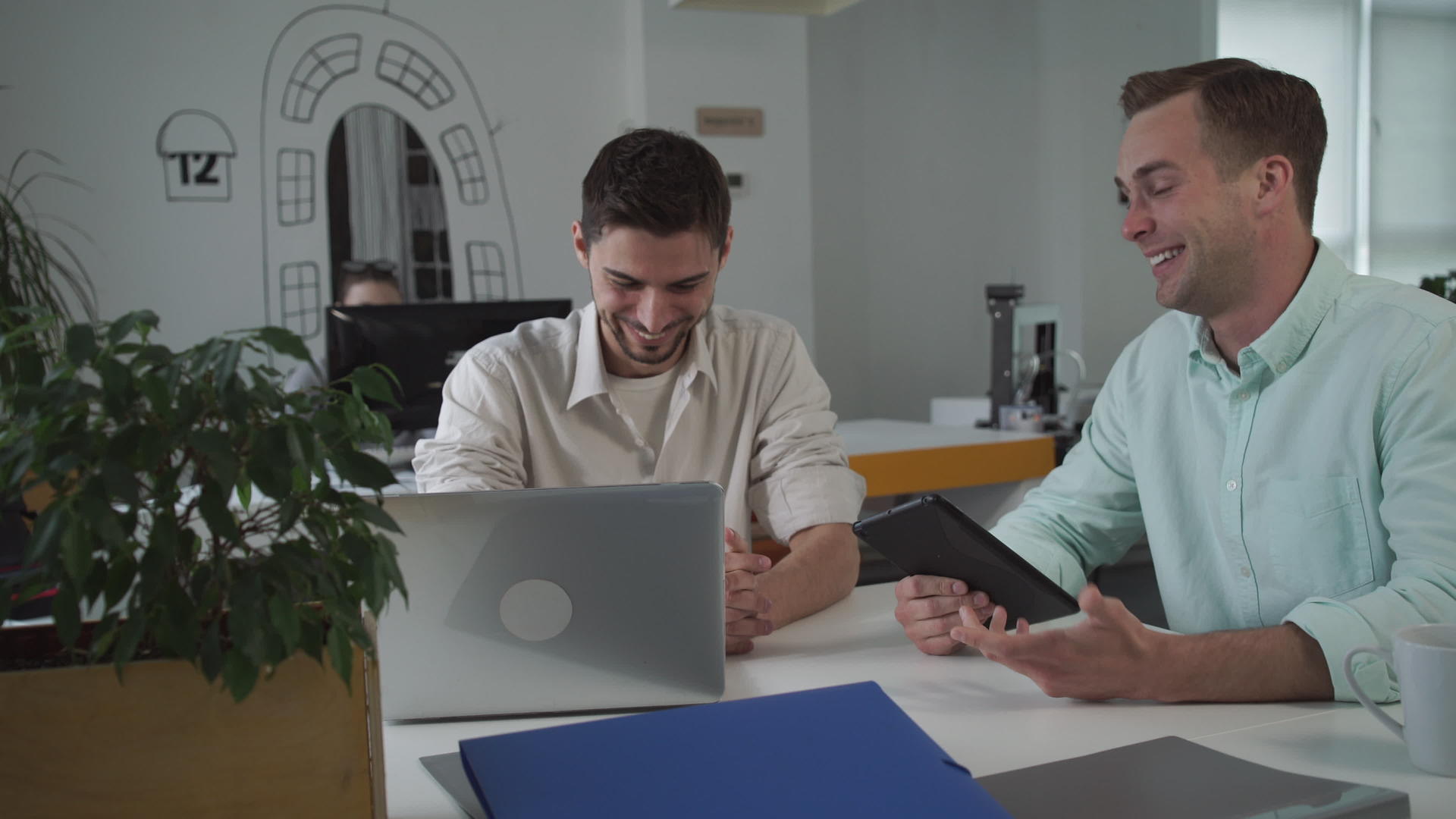 两名工人使用现代设备在工作场所聊天视频的预览图