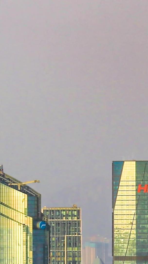 青岛现代化城市第一高楼延时光线变化视频的预览图