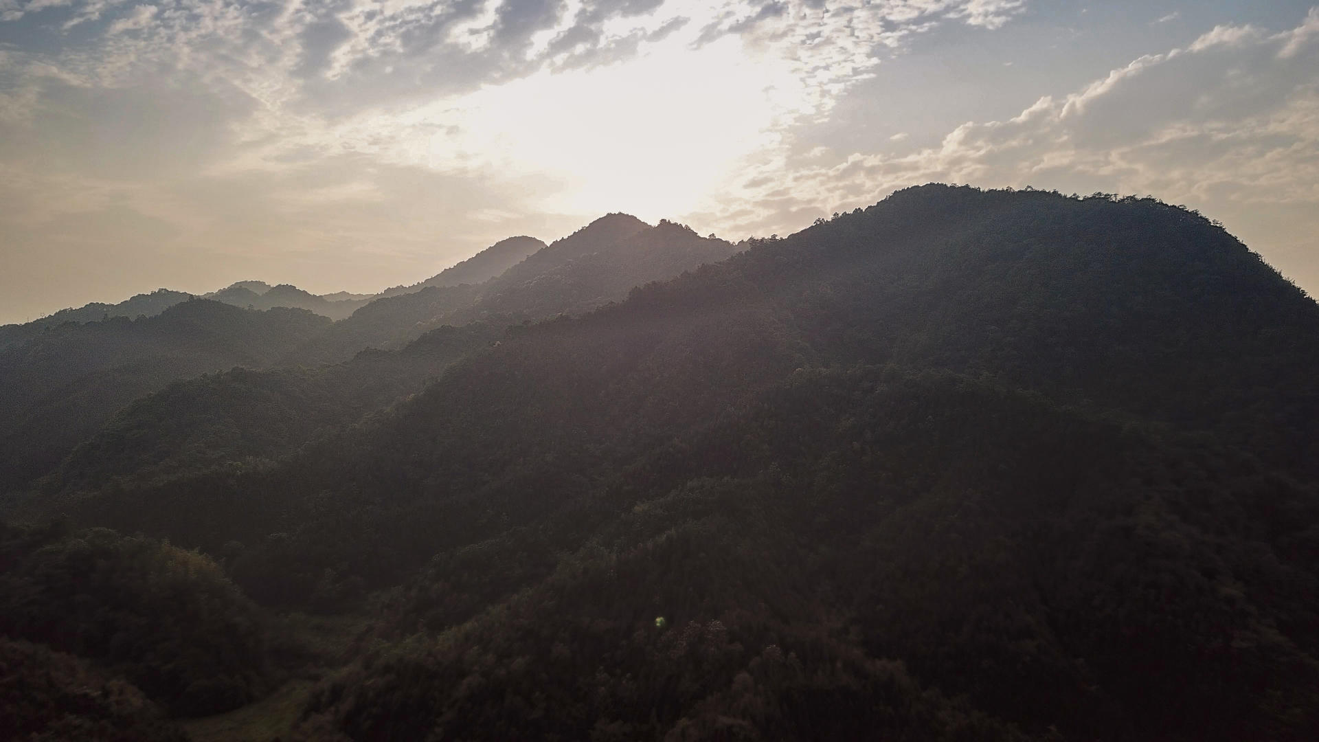 湘西山林日落4k航拍镜头视频的预览图