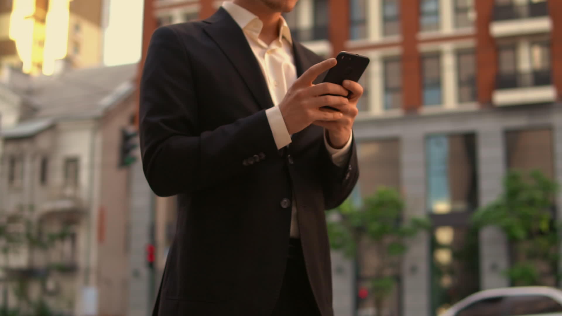 城市男性使用智能手机视频的预览图