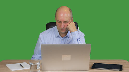 膝盖电脑坐在桌子上手动办公视频的预览图