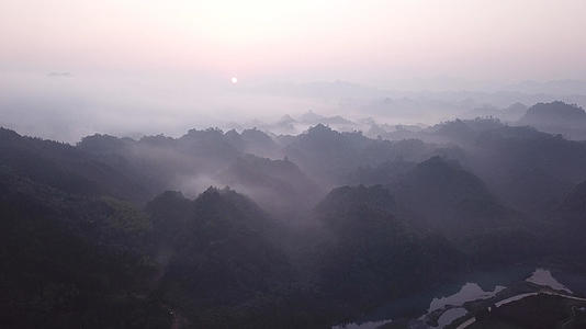 湘西早晨烟雾缭绕山林日出4k航拍镜头视频的预览图