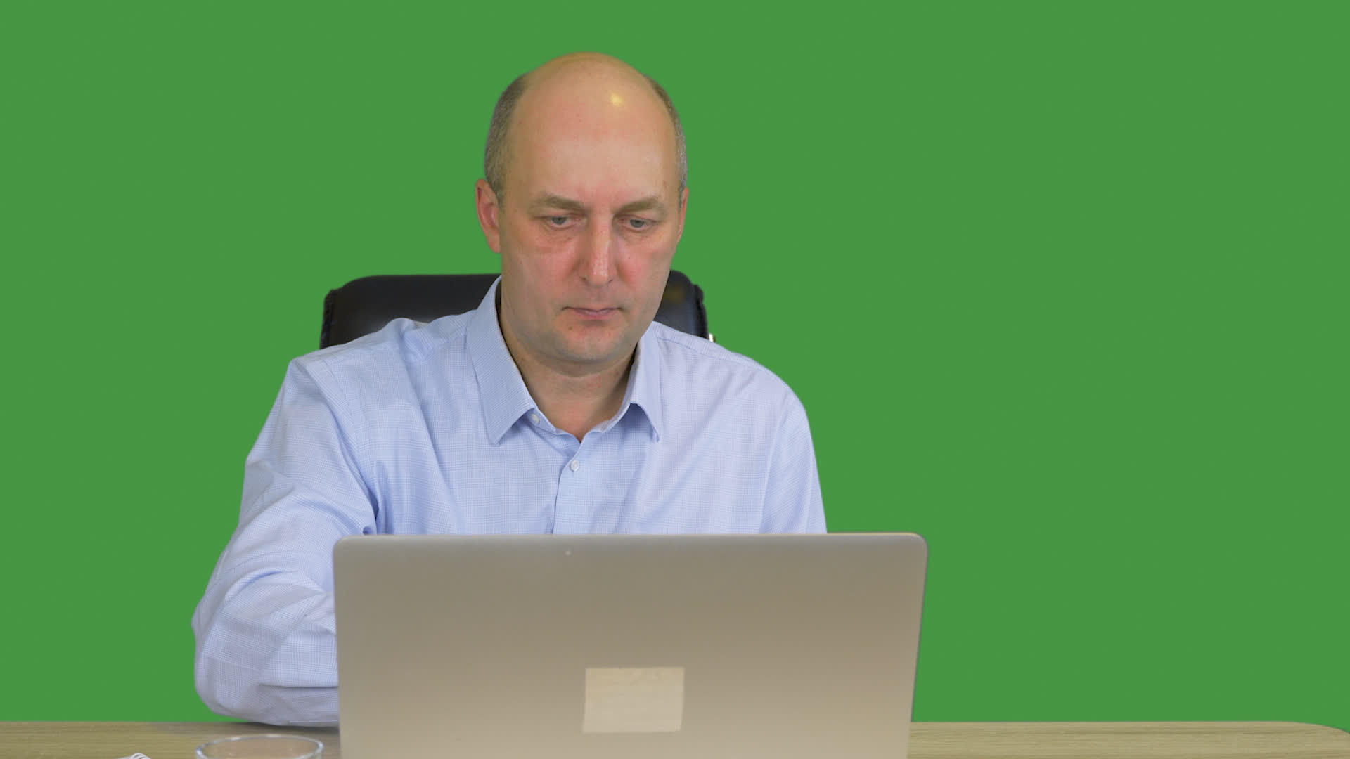 在绿色背景的办公室里用笔记本电脑工作的商人视频的预览图