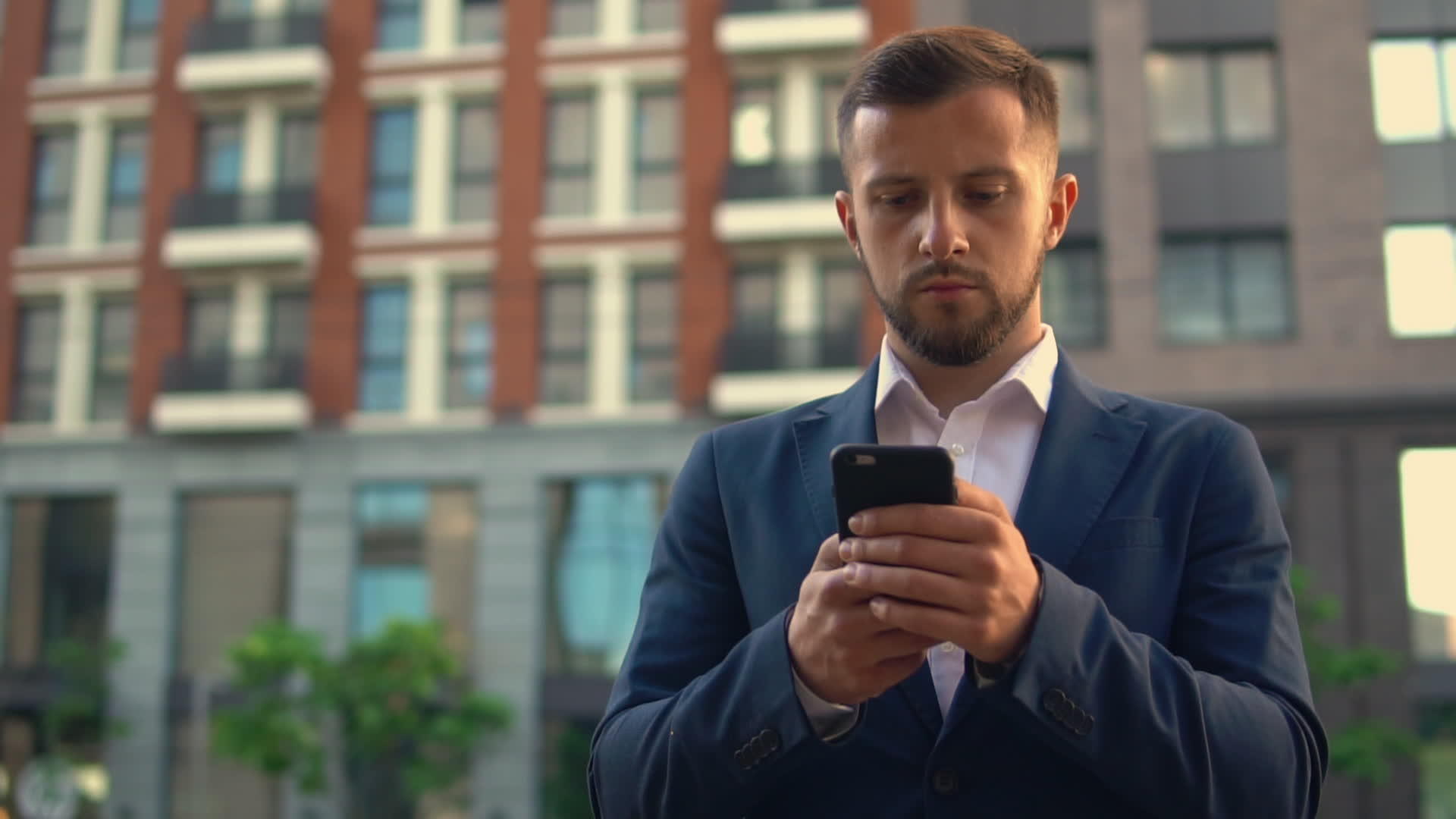 成功的商人在城市使用手机视频的预览图