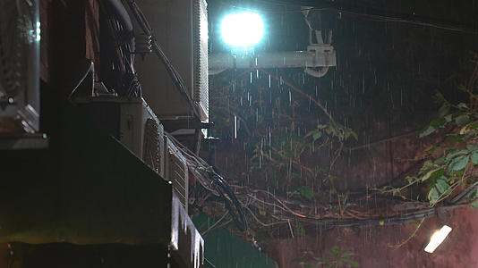 城市气候天气暴雨雨天路灯下雨丝4k素材视频的预览图